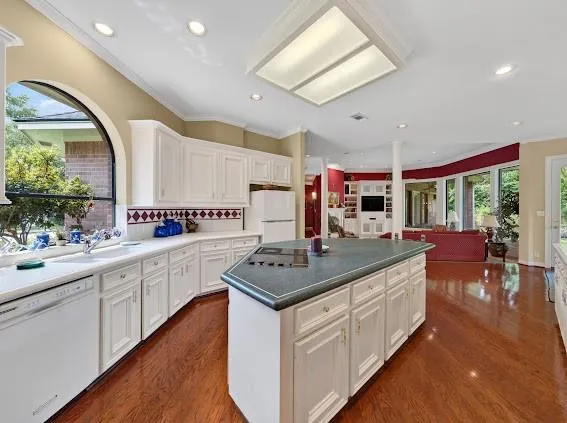 24602 W Kingscrest Circle Spring, TX 77389
