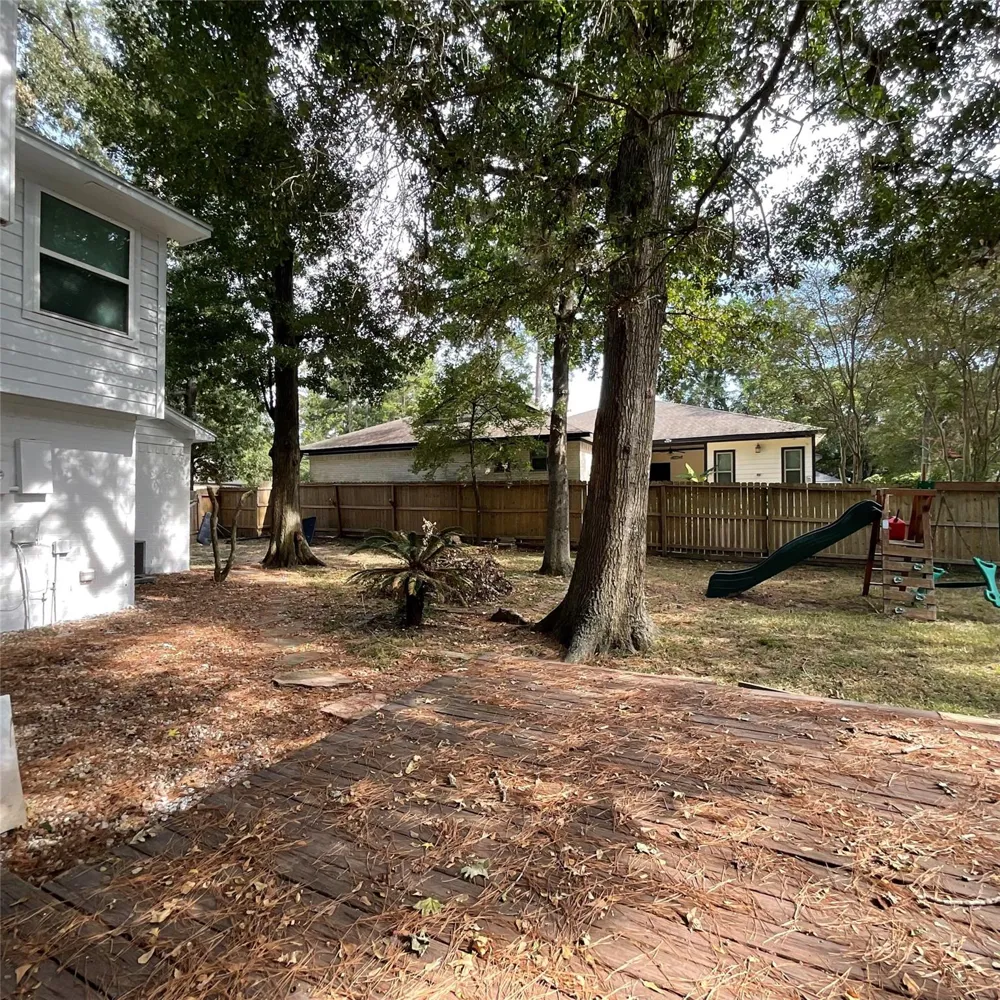 122 April Wind Drive E Conroe, TX 77356
