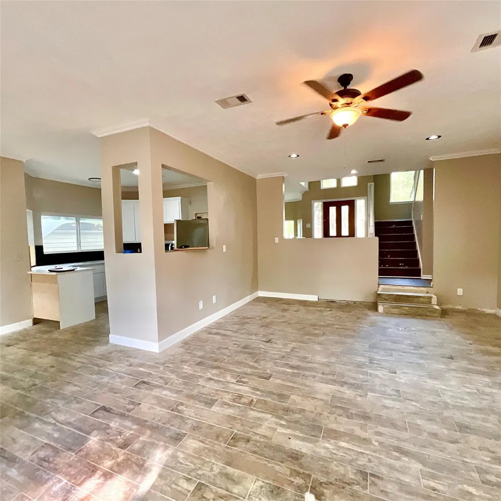 122 April Wind Drive E Conroe, TX 77356