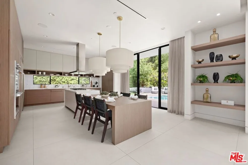 2814 Roscomare Road Los Angeles, CA 90077