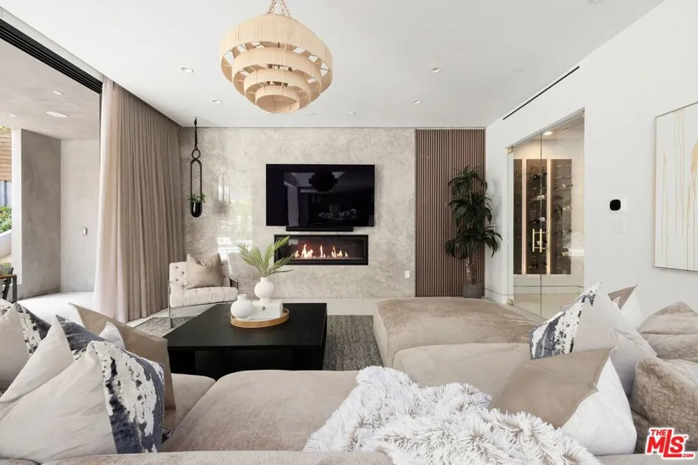 2814 Roscomare Road Los Angeles, CA 90077