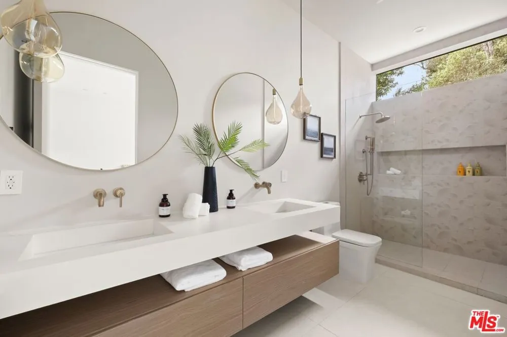 2814 Roscomare Road Los Angeles, CA 90077