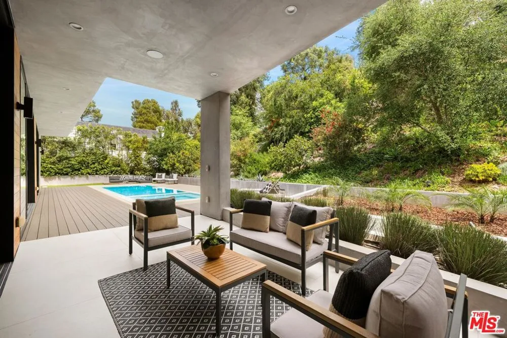 2814 Roscomare Road Los Angeles, CA 90077