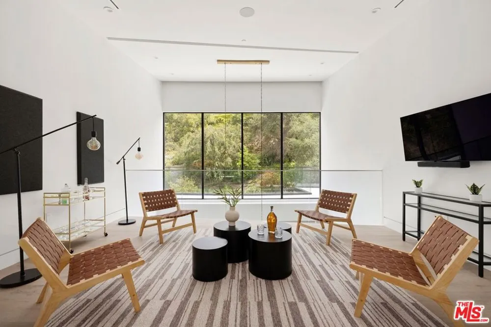 2814 Roscomare Road Los Angeles, CA 90077