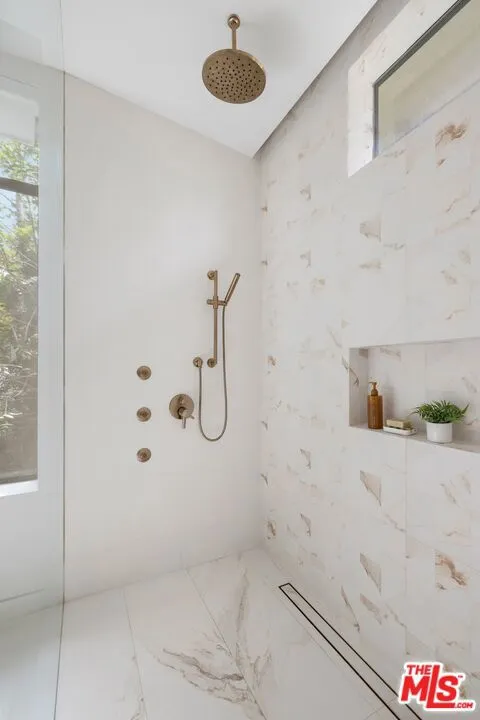 2814 Roscomare Road Los Angeles, CA 90077