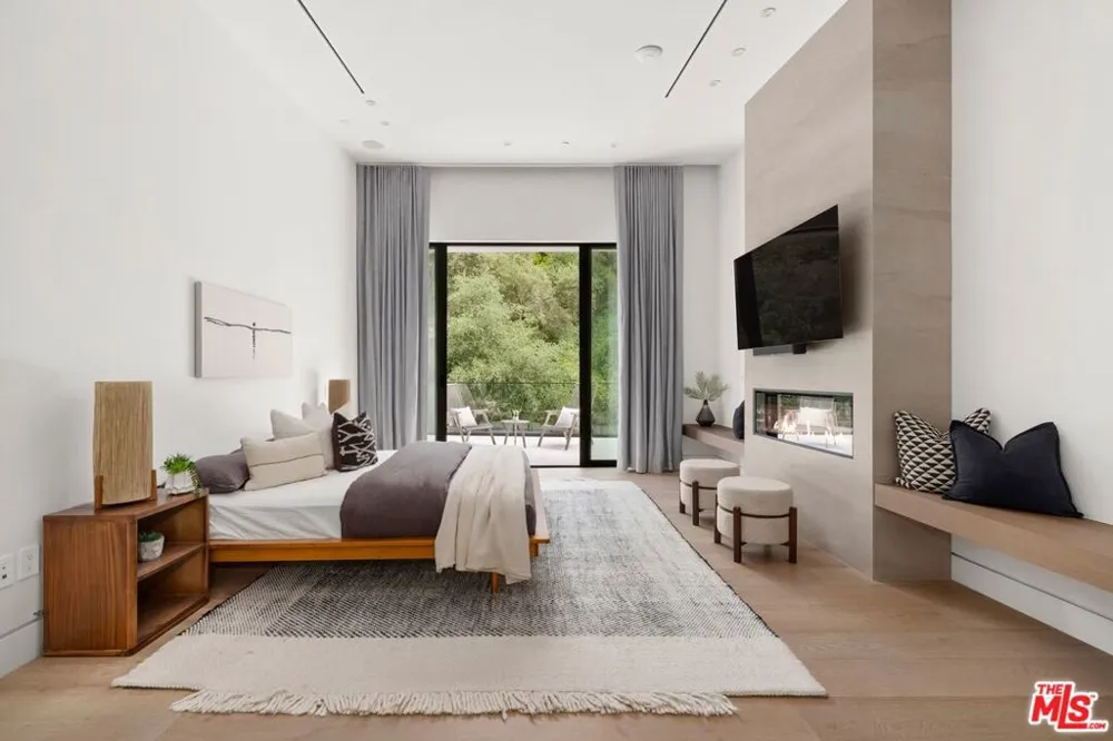 2814 Roscomare Road Los Angeles, CA 90077