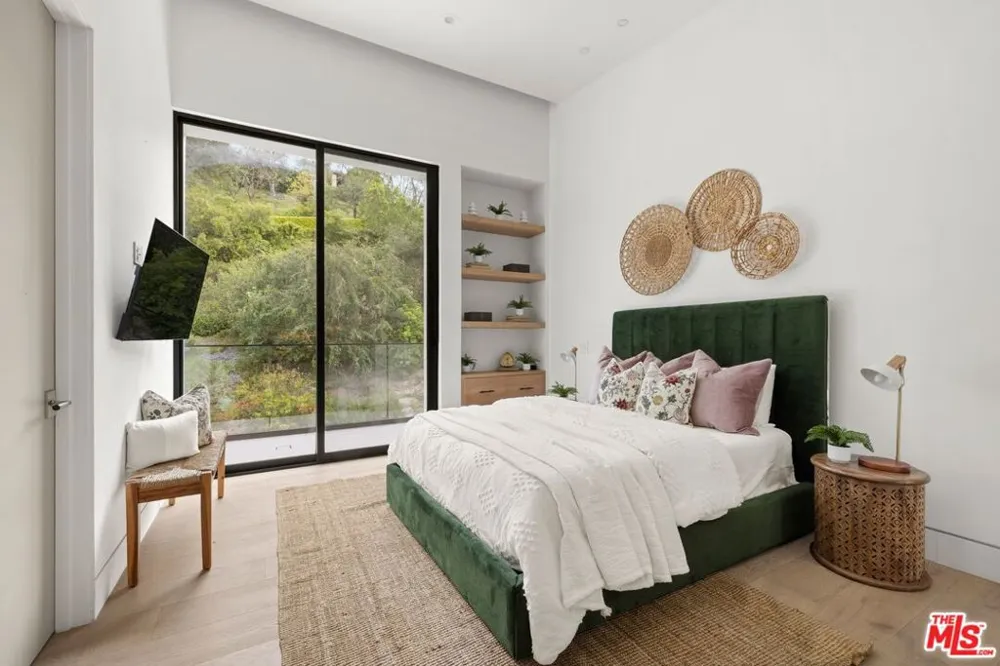 2814 Roscomare Road Los Angeles, CA 90077
