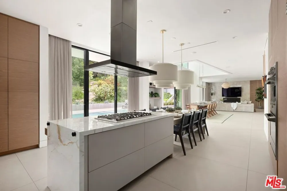 2814 Roscomare Road Los Angeles, CA 90077