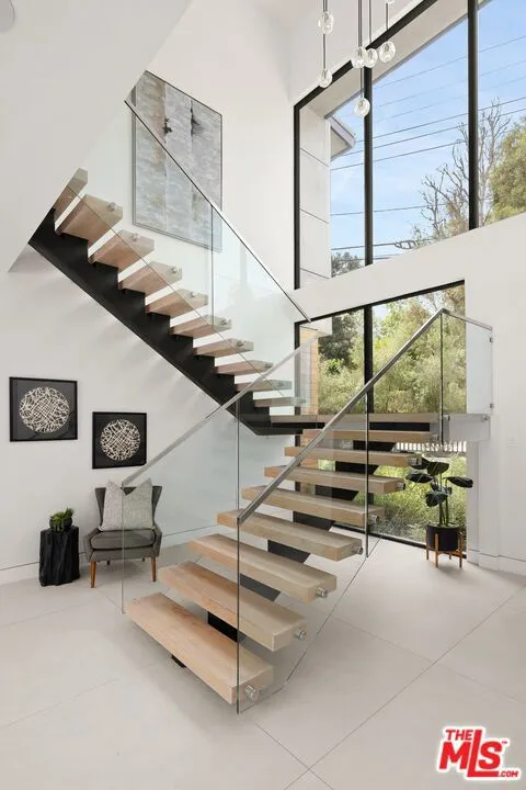 2814 Roscomare Road Los Angeles, CA 90077