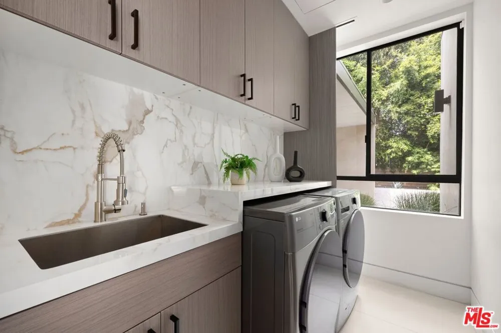 2814 Roscomare Road Los Angeles, CA 90077