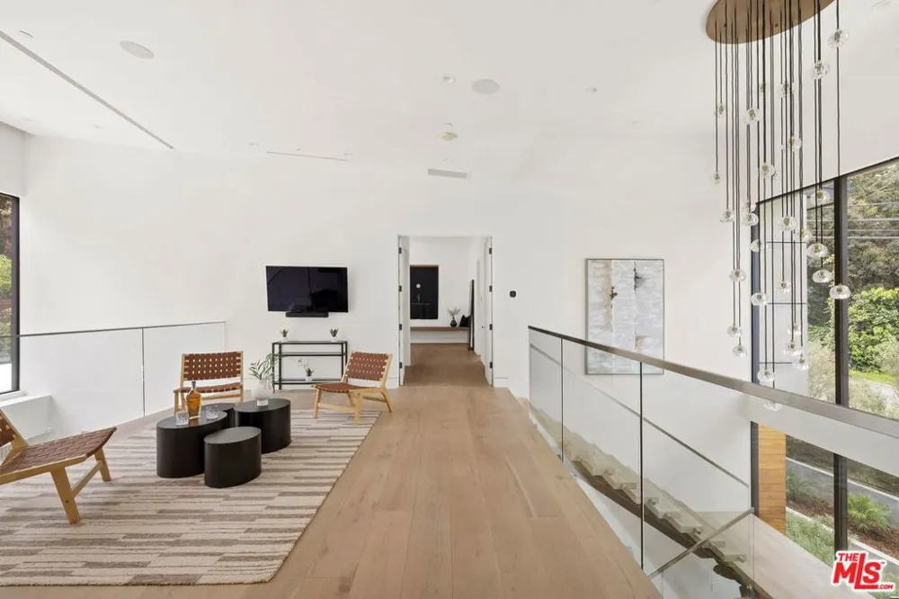 2814 Roscomare Road Los Angeles, CA 90077