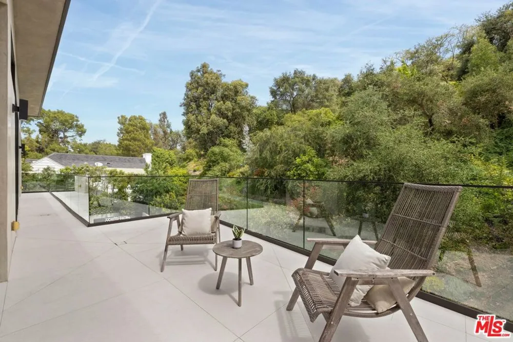 2814 Roscomare Road Los Angeles, CA 90077