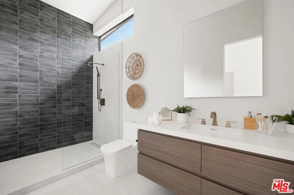 2814 Roscomare Road Los Angeles, CA 90077