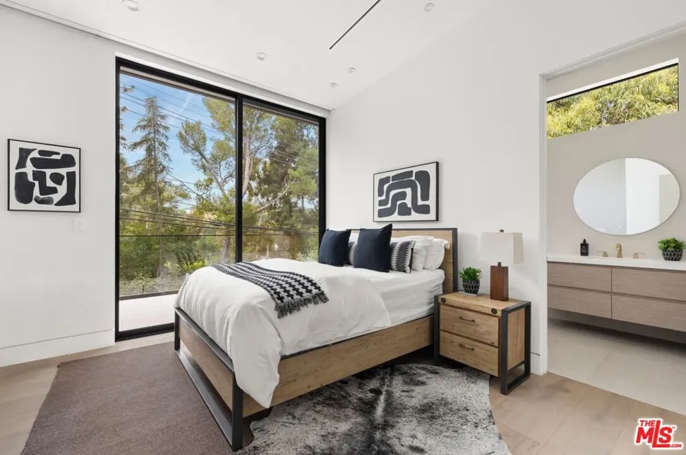 2814 Roscomare Road Los Angeles, CA 90077