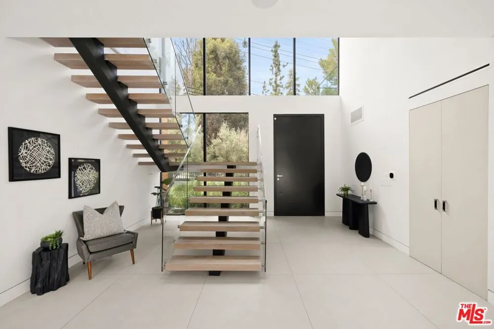 2814 Roscomare Road Los Angeles, CA 90077