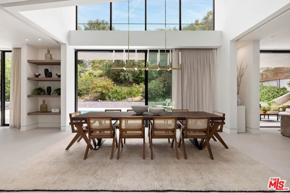 2814 Roscomare Road Los Angeles, CA 90077