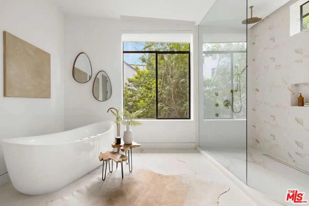 2814 Roscomare Road Los Angeles, CA 90077