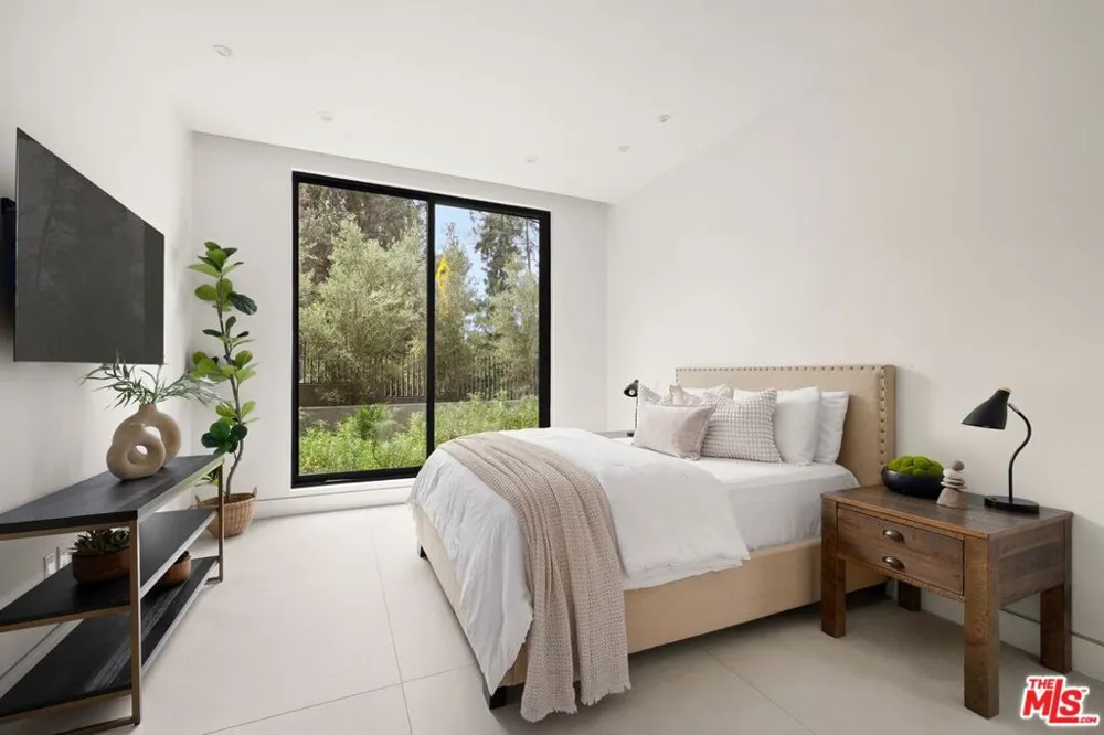 2814 Roscomare Road Los Angeles, CA 90077