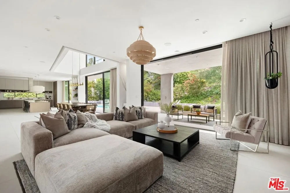 2814 Roscomare Road Los Angeles, CA 90077
