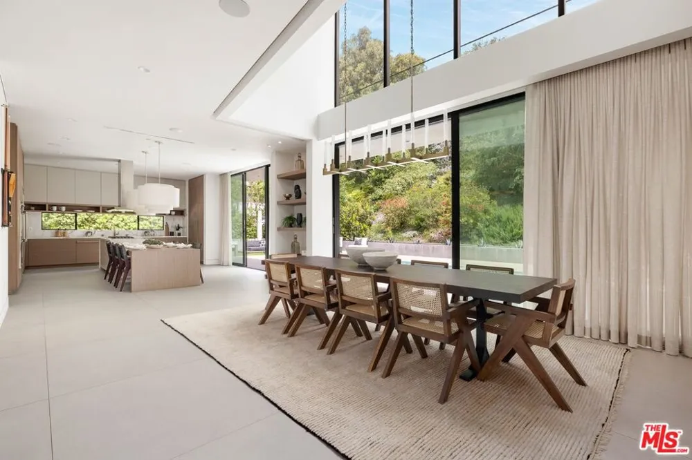 2814 Roscomare Road Los Angeles, CA 90077