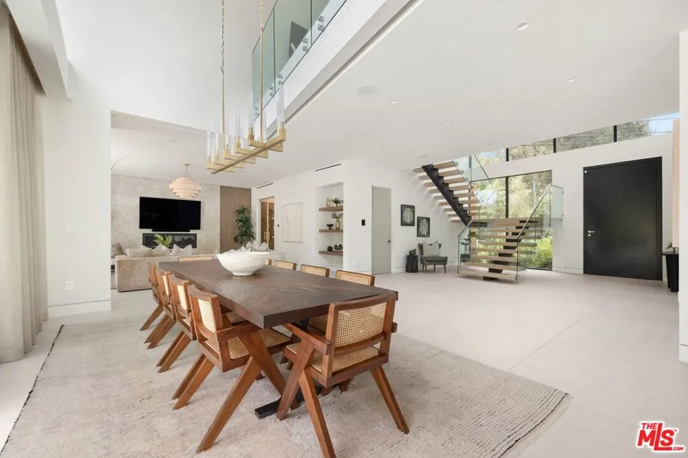 2814 Roscomare Road Los Angeles, CA 90077