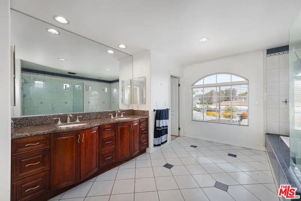 12610 Bonaparte Avenue Los Angeles, CA 90066