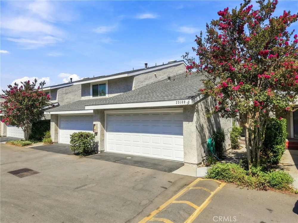 23109 Yvette Valencia, CA 91355