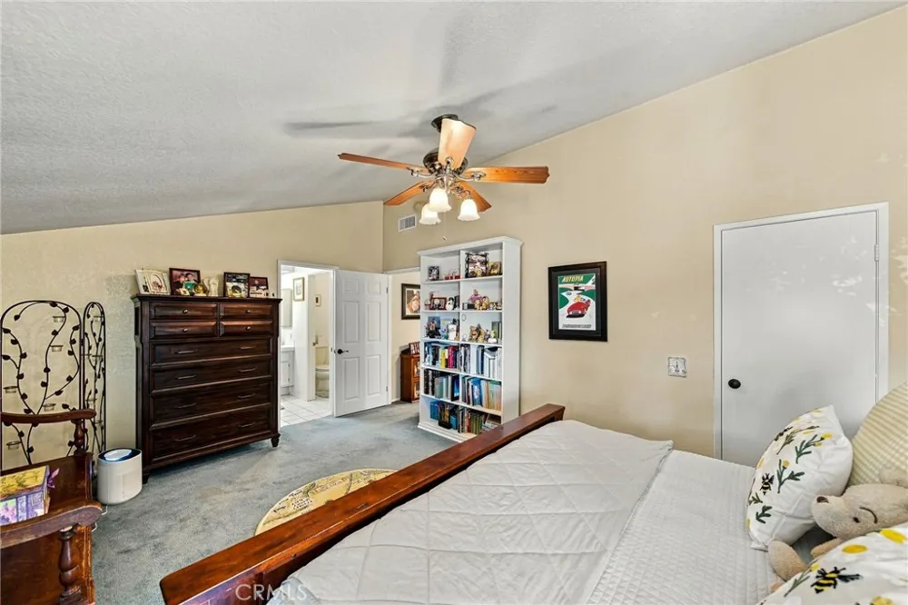 23109 Yvette Valencia, CA 91355