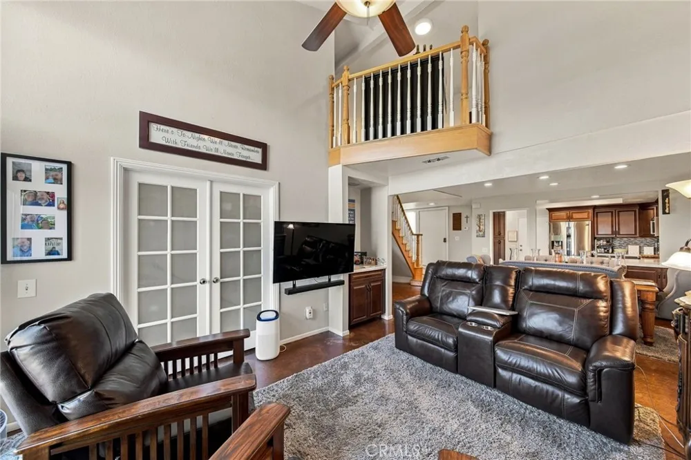 23109 Yvette Valencia, CA 91355