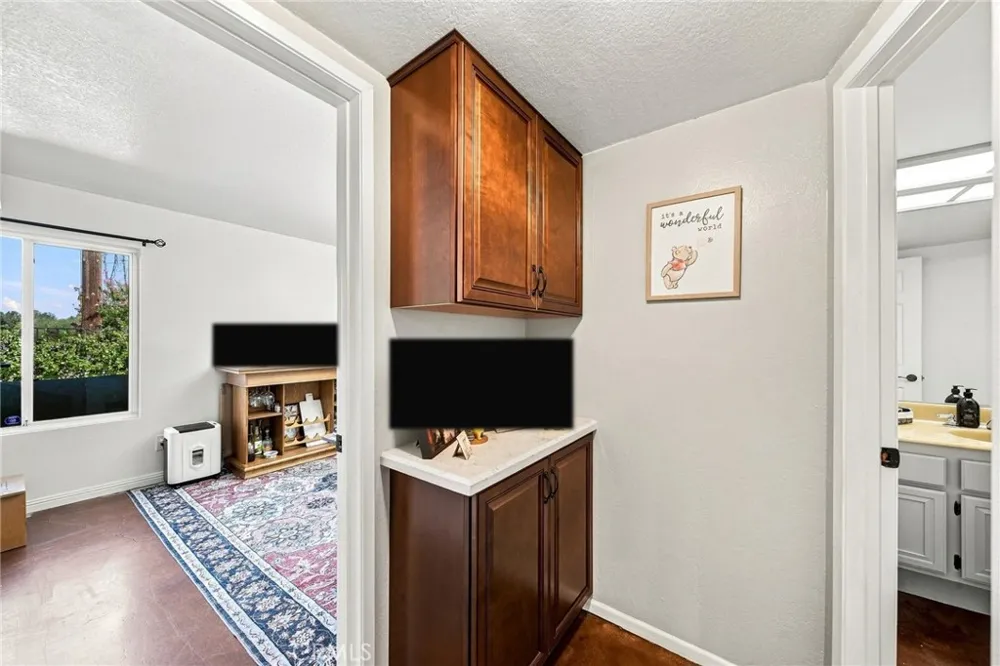 23109 Yvette Valencia, CA 91355