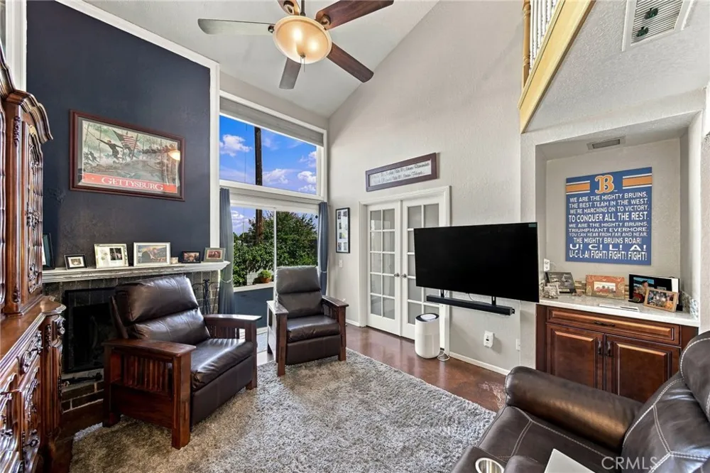 23109 Yvette Valencia, CA 91355