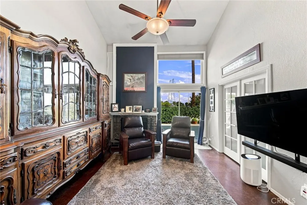 23109 Yvette Valencia, CA 91355