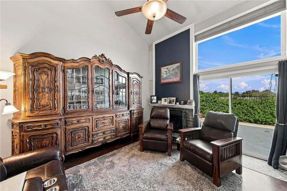 23109 Yvette Valencia, CA 91355