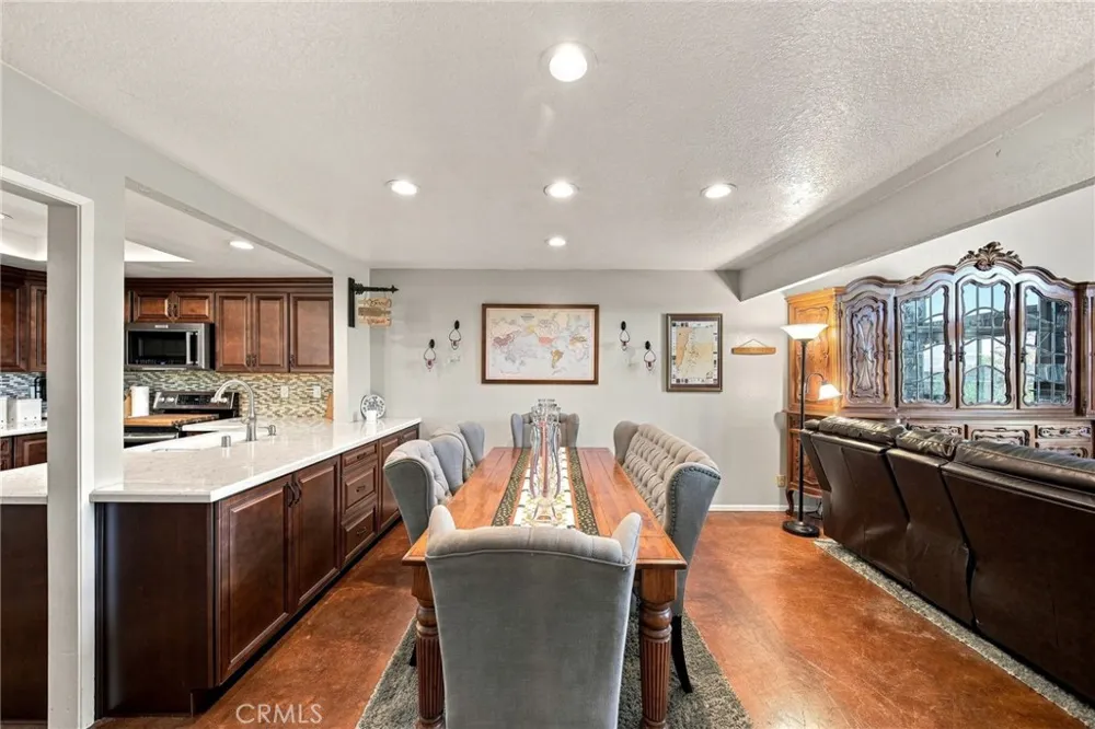 23109 Yvette Valencia, CA 91355