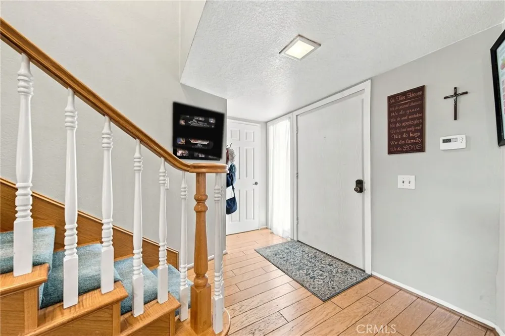 23109 Yvette Valencia, CA 91355