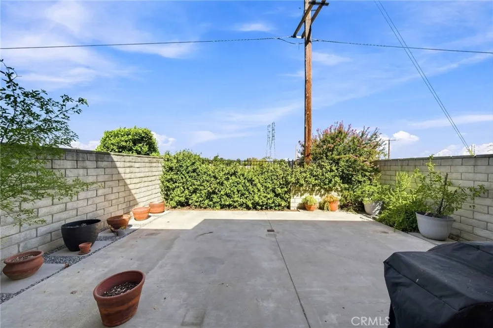 23109 Yvette Valencia, CA 91355