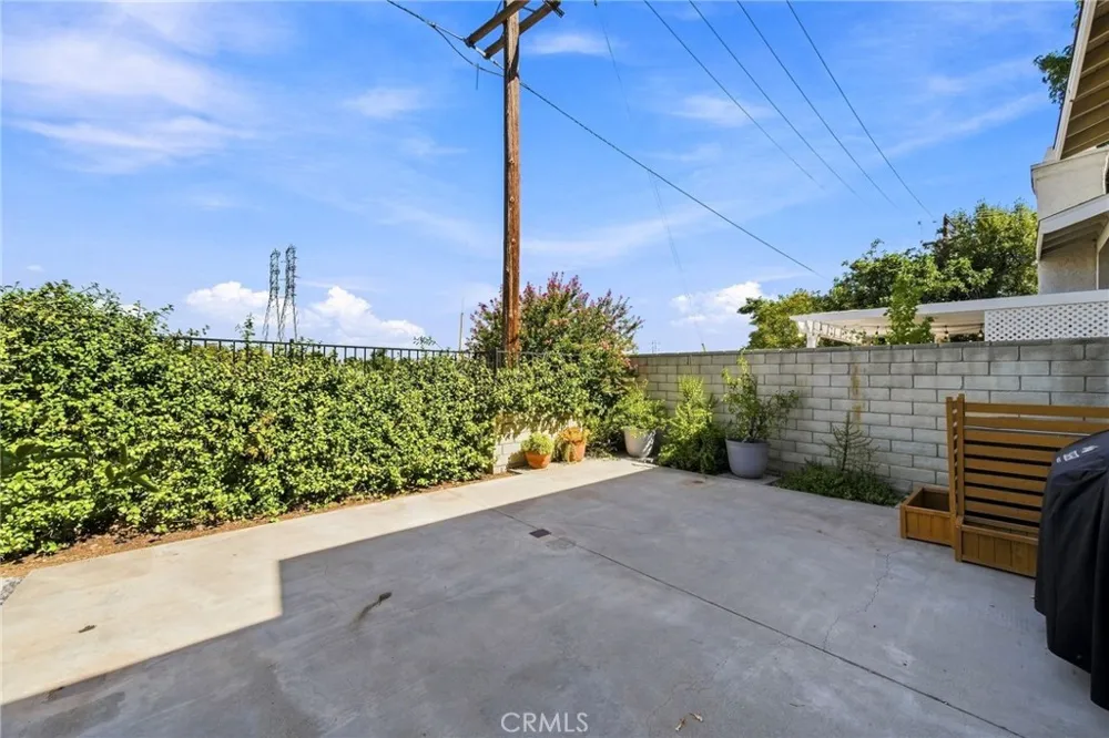 23109 Yvette Valencia, CA 91355