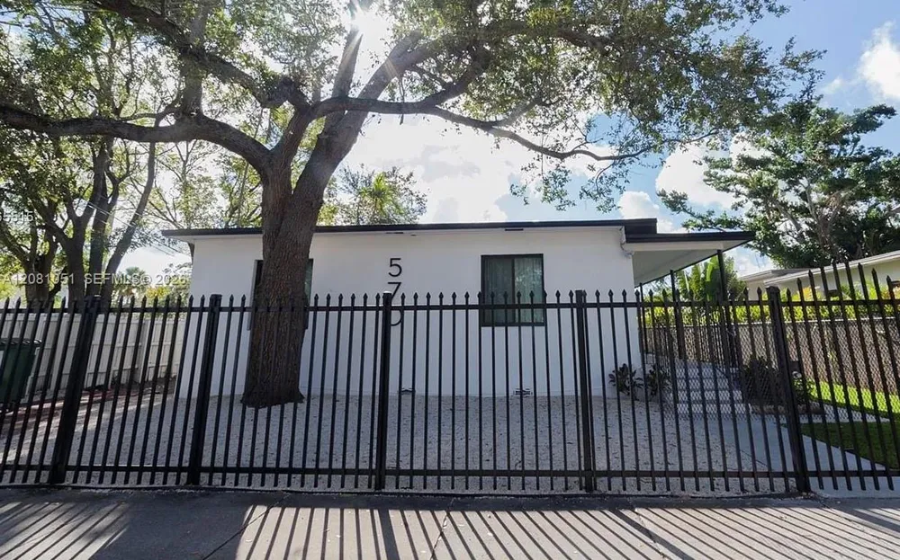 570 NE 69th St #5 Miami, FL 33138