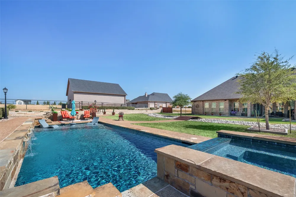 329 Kenyon Court Granbury, TX 76049