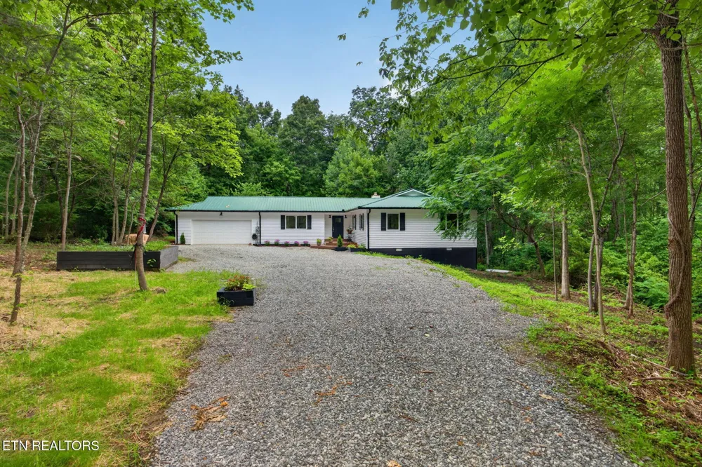 41 Jump Off Pl Monterey, TN 38574