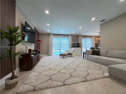 8203 NW 37th St