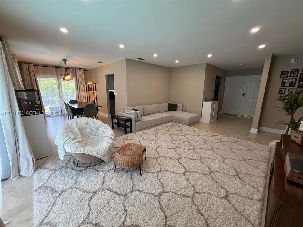 8203 NW 37th St Coral Springs, FL 33065