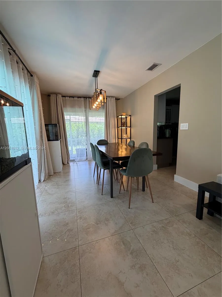 8203 NW 37th St Coral Springs, FL 33065
