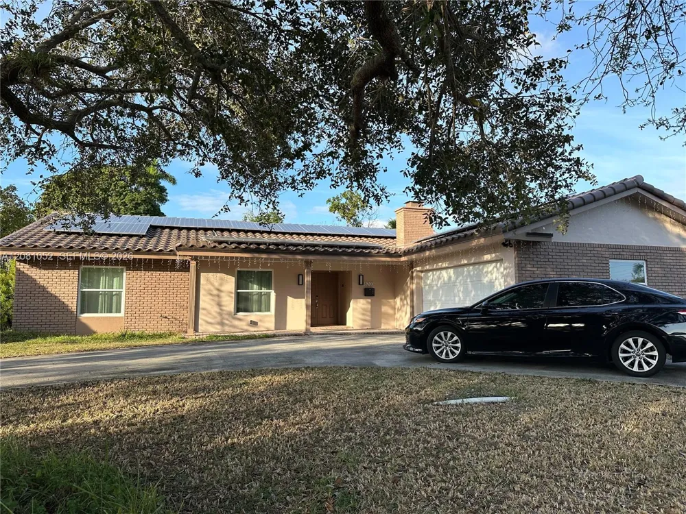 8203 NW 37th St Coral Springs, FL 33065