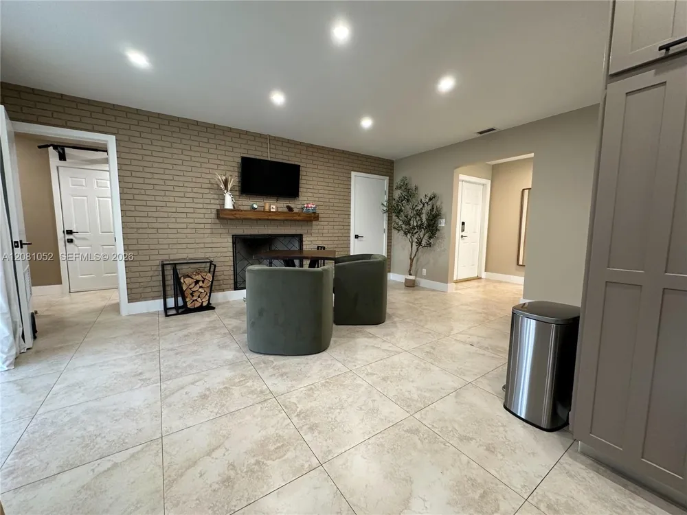 8203 NW 37th St Coral Springs, FL 33065