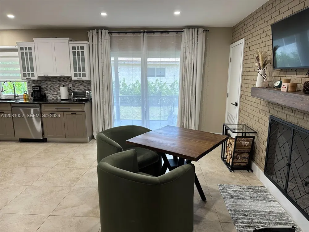 8203 NW 37th St Coral Springs, FL 33065