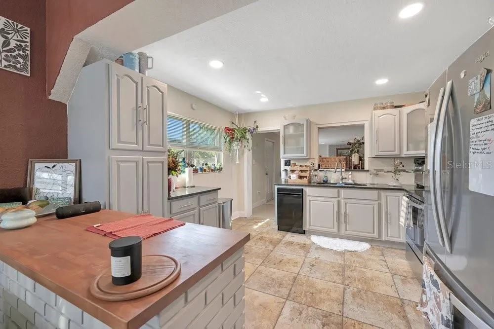 1304 E OSBORNE Tampa, FL 33603