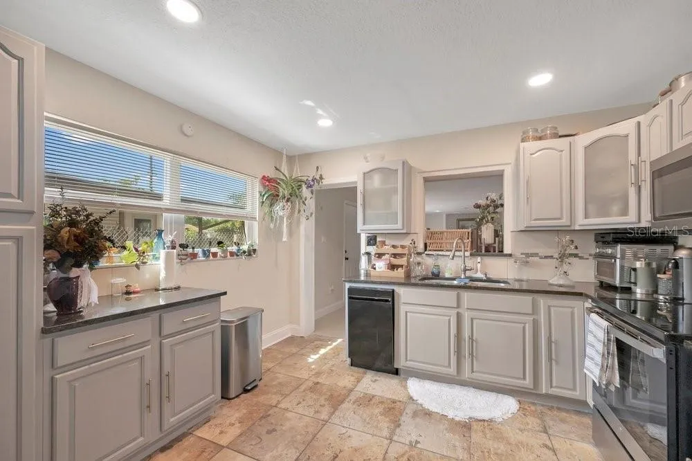 1304 E OSBORNE Tampa, FL 33603