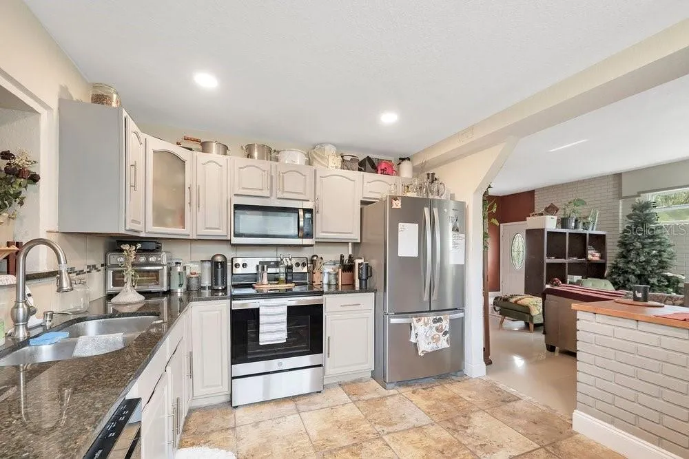 1304 E OSBORNE Tampa, FL 33603