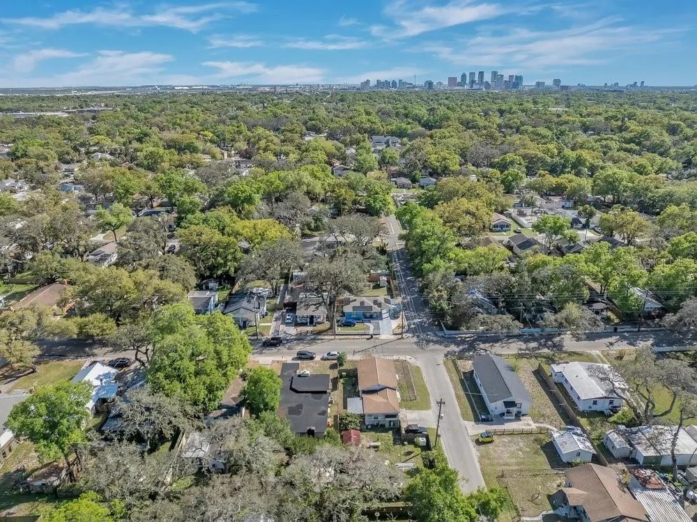 1304 E OSBORNE Tampa, FL 33603